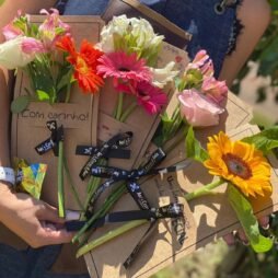 Mimo Solitário Kraft (Flor Única & Mensagem)