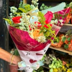 Buquê Harmonia: Rosas Coloridas & Ferrero